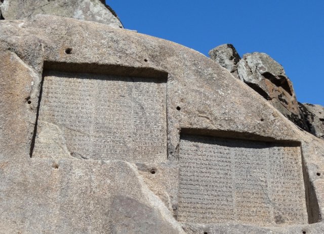 Cuneiform_Inscriptions_of_Darius_and_Xerxes_-_Ganjnameh_-_Outside_Hamadan_-_Western_Iran_-_01_(7423532748)